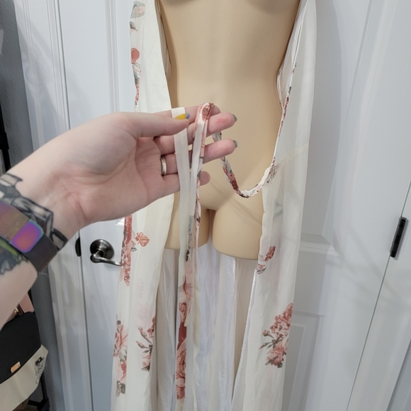 Lulu's Elegantly Inclined Cream Floral Print Wrap Maxi Dress Size Small, NWT - Picture 11 of 16